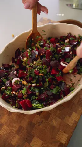 Anzeige | Rote Bete Salat mit Walnüssen – frisch, knackig und einfach lecker Diesen Rote Bete Salat mache ich super gern, vor allem als Beilage zu Fleisch oder Fisch. Aber auch als leichter Snack für zwischendurch oder als schnelles Mittagessen schmeckt er einfach richtig gut. Die Walnüsse sorgen für extra Biss, und wer mag, kann noch etwas Feta dazugeben – das passt perfekt. Zutaten 4 Frühlingszwiebeln 1 kg Rote Bete (vakuumiert, geschält und gekocht) 3 EL Balsamicoessig (bianco) 4 EL Olivenöl 0,25 Bund Schnittlauch 50 g Walnusskerne Welche Salate sind eure Klassiker, die es oft gibt? #sallyswelt #salatrezept #saladrecipe #gesunderezepte #rotebeetesalat #healthyrecipes #salatinspiration #sommersalat 