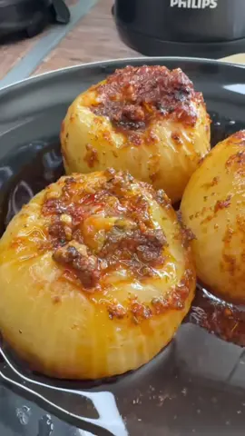 The viral onion boil. 😋 Onions Butter Paprika  Salt  Pepper  Onion powder  Garlic powder  Cayenne  Cumin End and scoop out the middle bit of your onion, put in some butter, melt more butter and add spices, pour over your wrapped onions, add a little more spice before popping into the oven for an hour. @Jaime  #onion #onionboil #food #littlethings #fyp 