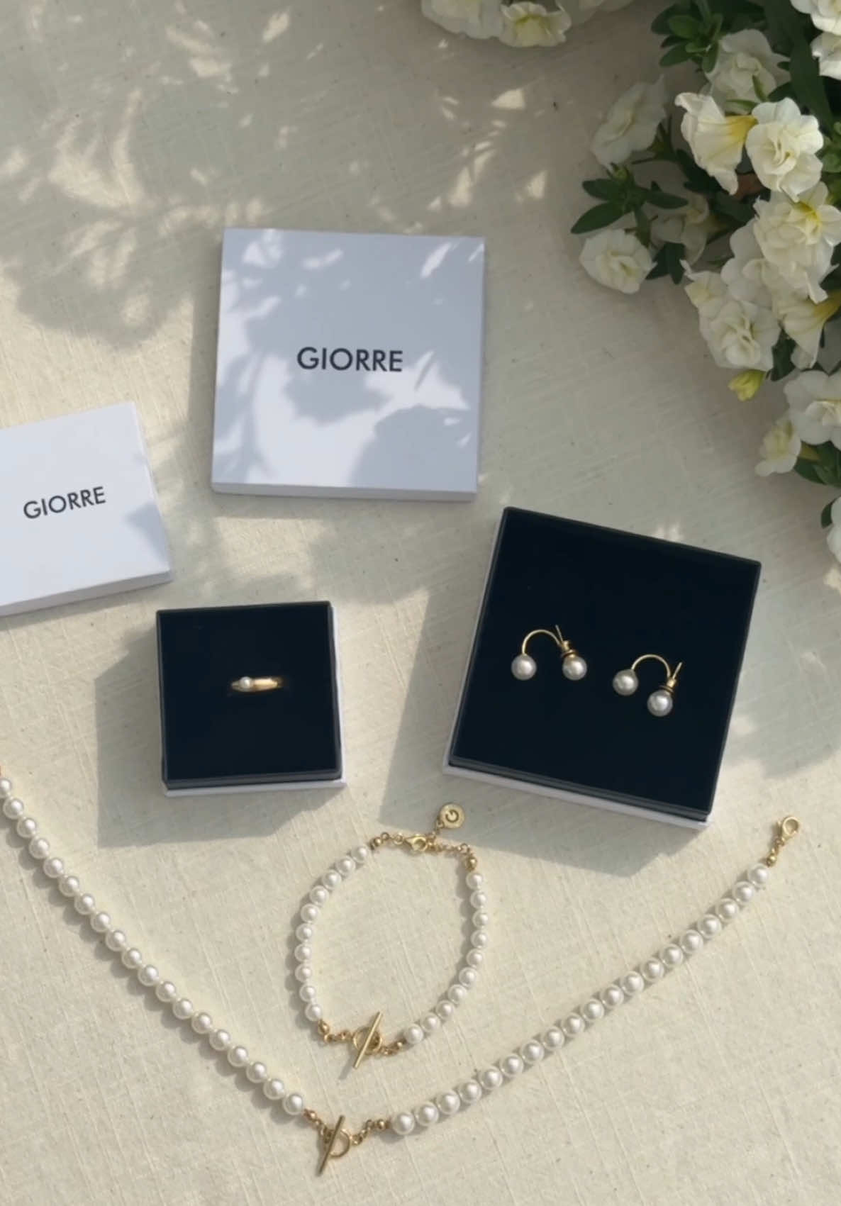 Jedne perły, milion możliwości! ✨ Od ślubu po letni piknik – perły sprawdzą się zawsze. Zobacz, jak łatwo wpleść je w każdą stylizację i nadać jej wyjątkowego charakteru.  #perły #dodatki #styl #moda #dlaciebie 