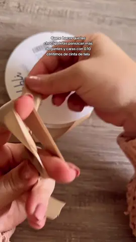 📍¿Te gustaría aprender a crear chocofresas, chocopaletas, cake pops y más delicias cubiertas de chocolate? 🍓🍫 Aprende desde cero a preparar productos irresistibles, ideales para vender o sorprender. Te guiamos paso a paso con clases prácticas y asesoría personalizada, ¡aunque nunca hayas cocinado antes! Este curso es ideal para emprendedores o amantes de la repostería que quieren destacar con creaciones deliciosas y llamativas. ✅ Clases grabadas en HD ✅ Acceso para siempre ✅ Ebook con recetas + asesoría directa ✅ Certificación incluida Haz clic en el link de nuestro perfil o entra aquí: https://beacons.page/chocolateria.desdecasa #emprendimientodulce #reposteriacreativa #chocolovers😋😍 