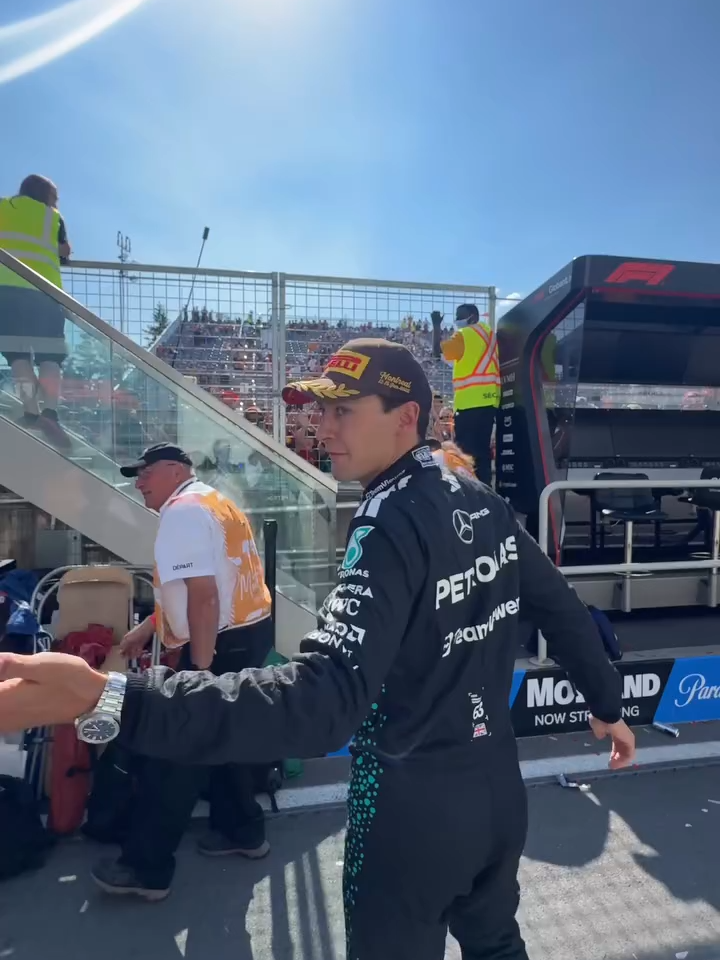 UMA VITÓRIA PARA COMPARTILHAR! ❤️ A festa do pódio não foi o suficiente! Depois de vencer o GP do Canadá, George Russell fez questão de ir comemorar junto da torcida. Um momento de pura conexão, agradecendo o apoio e compartilhando a alegria da vitória com quem esteve nas arquibancadas de Montreal. 🎥: @‌mercedesamgf1 #F1 #F1noGP #F12025 #TikToknoGP