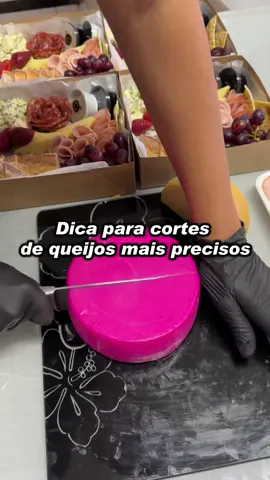 Dica simples para você cortar queijos com precisão e deixar suas montagens mais elegantes e perfeitas! #queijos #tabuasdefrios #dicas #fyp #foryou #grazingfood #presentesgourmet #casaorellanabr 