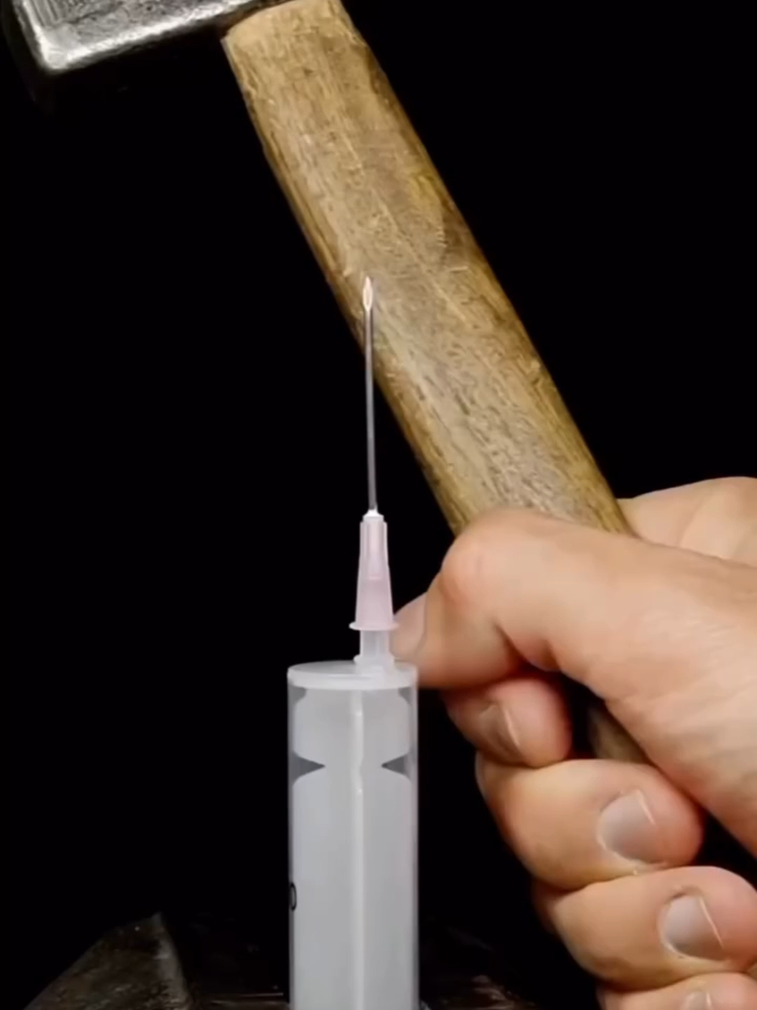 Se você não ganhar atenção em 3 segundos... já era. Sabe aquele vídeo que te prende logo no começo? Ou aquele post que você para sem nem perceber por quê? Isso é o poder do GANCHO. E sem ele, seu conteúdo morre antes de nascer. Gancho é a primeira frase, imagem ou pergunta que faz a pessoa dizer:  