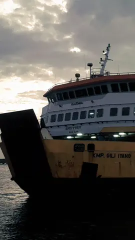 #paciranlamongan #lamongan #kapalferry #kmpgiliiyang #bawean #gresik #kapalpenumpang #berandatiktok 