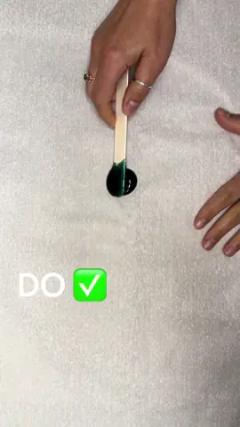 You should always create your wax strip following the direct of the tip of the stick!  I have a more in depth explanation in my training templates available on my website!  www.waxologybystephanie.com  🔗 link in my bio  . . #waxing #waxstick #tips #skintips #quicktips #followformore #miesthetician #training #waxtraining #newwaxer #waxer