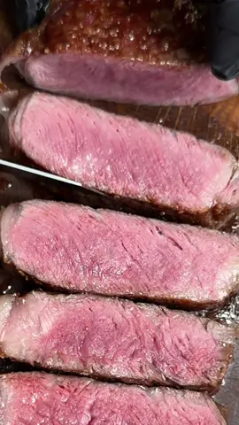 🔥🥩 Immer von Top Qualität! Australian Wagyu Roastbeef von @kreutzers.eu | Gegrillt auf der Plancha des G32 Connected meiner @Otto Wilde Grillers Outdoorküche 💪 Geschnitten mit dem Chefslover Slicer von @Germancut 🔪 ••• [Werbung] #fleisch #grill #steak 