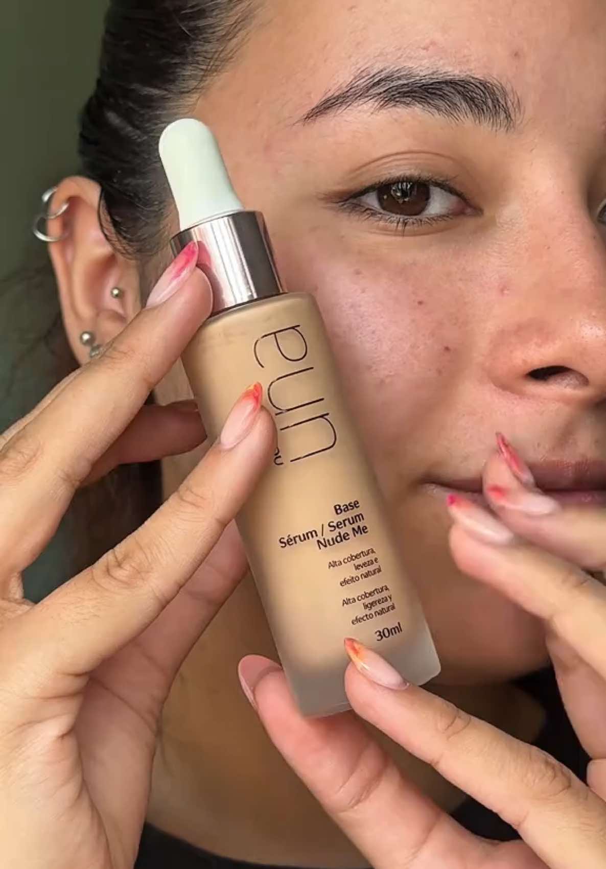 Una de las bases que probé de Natura y que desde ahi siempre la elijo es la Serum Nude Me.😍😍 Es una base con cobertura customizable, es decir, que podes poner varias capas dependiendo de la cobertura que desees (yo solo me puse una) y un acabado natural aterciopelado, dando una textura como si fuese una segunda piel.🙂‍↕️🙂‍↕️ Tiene una duración media, y al no secar en mate, si o si hay que sellarlo con algún polvo, para que no se transfiera y tenga mayor duración.☝🏽 Además protege de los daños causados por la luz azull.😮‍💨 #naturacosmeticos #naturaargentina #maquillajeuna #naturauna #baseserumnudeme #maquiagemnatura #parati #naturacosmeticos #pt #fyp #fy #plata #base #maquillaje #cobertura #lindo #compren #tendencia 