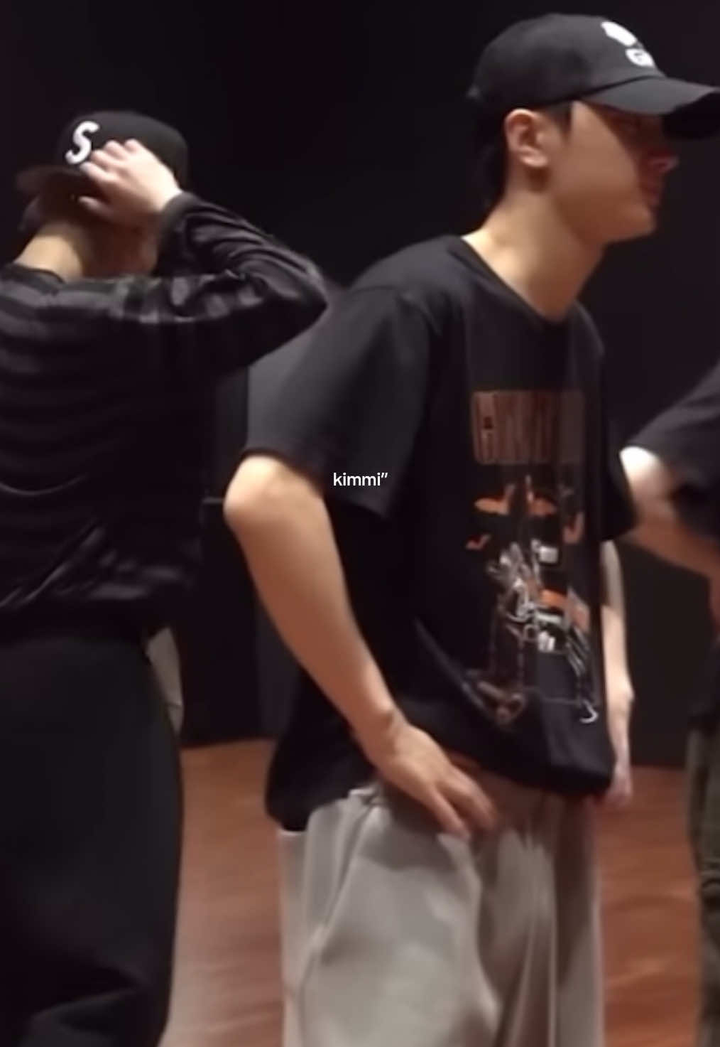 jay pulling his sweatpants down😳 #jay #enhypen #greysweatpants #kpop #withorwithoutyou #fyp 