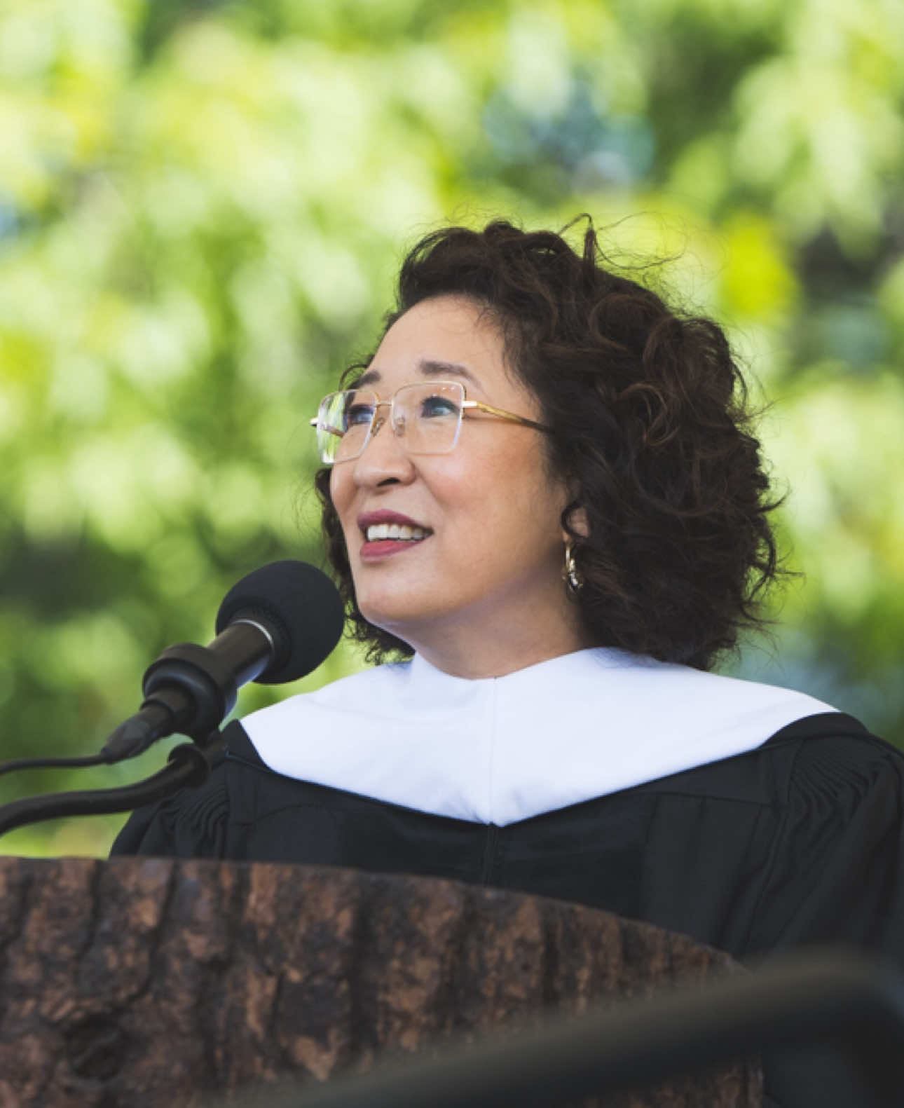 “You can’t ghost depression, and you can’t outsource a panic attack.” With honesty, heart, and humor, Sandra Oh gave our graduates a compass to guide them: Kindness is strength. Uncertainty is a teacher. Joy is necessary. She reminded us that being human is messy—and brave. We’re proud of you, #Dartmouth25s. The world needs what you’ve got. #ClassOf2025 #Dartmouth #fyp #cristinayang #greysanatomy #graduation