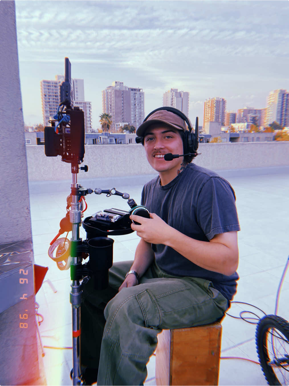 armar una base de foquista sólida puede marcar la diferencia en tu rodaje. ⚙️ tip profesional: mantener todo al alcance y bien organizado evita pausas innecesarias. todos estos accesorios los encontré en @mizoom mi tienda favorita para equiparme sin complicaciones⚡️. #filmtok #filmmaking #focuspuller #camerasetup #cinetips #filmgear #onsetlife #filmcrew #protips #paratii #viralllllll 