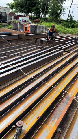 Aktigitas pagi #cvmuliajayacontruction #muliajayasteel #kontruksijawatimur #baja #gudangwf #kontruksi #bengkelkontruksi #sorummobil #bajaindonesia #bajajawatimur #gedungolahraga #lapanganfutsal #gudangbesi #kontruksibaja #bajatulungagung 