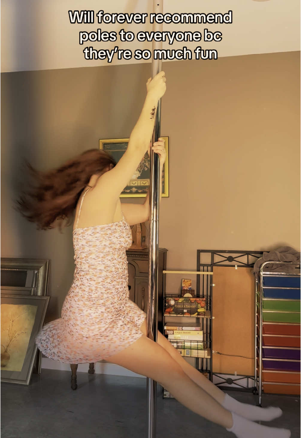 Got me feeling like a diva 💅🏻 🤣  and getting my energy out 🤓 #Fitness #fitnesspole #dance #poledance #polefitness #weightloss #poledancelove 