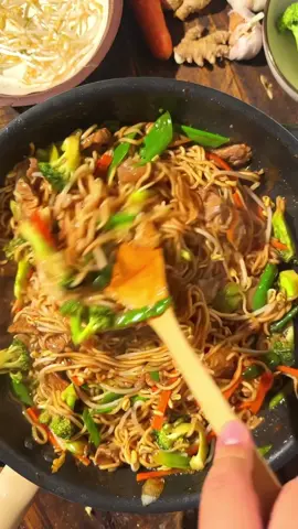 [COMIDA CHINA PARA LLEVAR PT. 3]. Necesitaba subirles este clásico porque es muy subvalorado y TAN rico que todos deberían probarlo. De hecho cuando vamos a comer comida china con mi familia siempre pedimos este plato aunque no tanta gente lo hace. Y en este caso les dejo un dato: hartas personas me han dicho que no saben dónde conseguir chuño, así que no se preocupen. Pueden ocupar maicena pero que sea una de buena calidad como la de @Gourmet Chile. Además les dejo otro secreto. Si la carne la dejan unos 10 minutos reposando con maicena, después al saltearla va a quedar MEGA blandita. A mi me resultó así que por favor pruébenlo. Ingredientes: - 200 gr. de fideos de sopa instantánea. - 300 gr. De carne (yo ocupé posta). - 1/2 zanahoria. - 1/4 brócoli. - 2 cebollines. - 1 puñado de diente de dragón. - 1 cda. de ajo picado. - 1 cdta. de jengibre rallado. Salsa: - 1/2 taza de agua. - 1/3 de taza de salsa de soya (también ocupo @gourmetchile). - 3 cdas. de salsa de ostra. - 2 cdtas. de maicena @gourmetchile - 1 cdta. de aceite de sésamo. - Aceite para saltear.