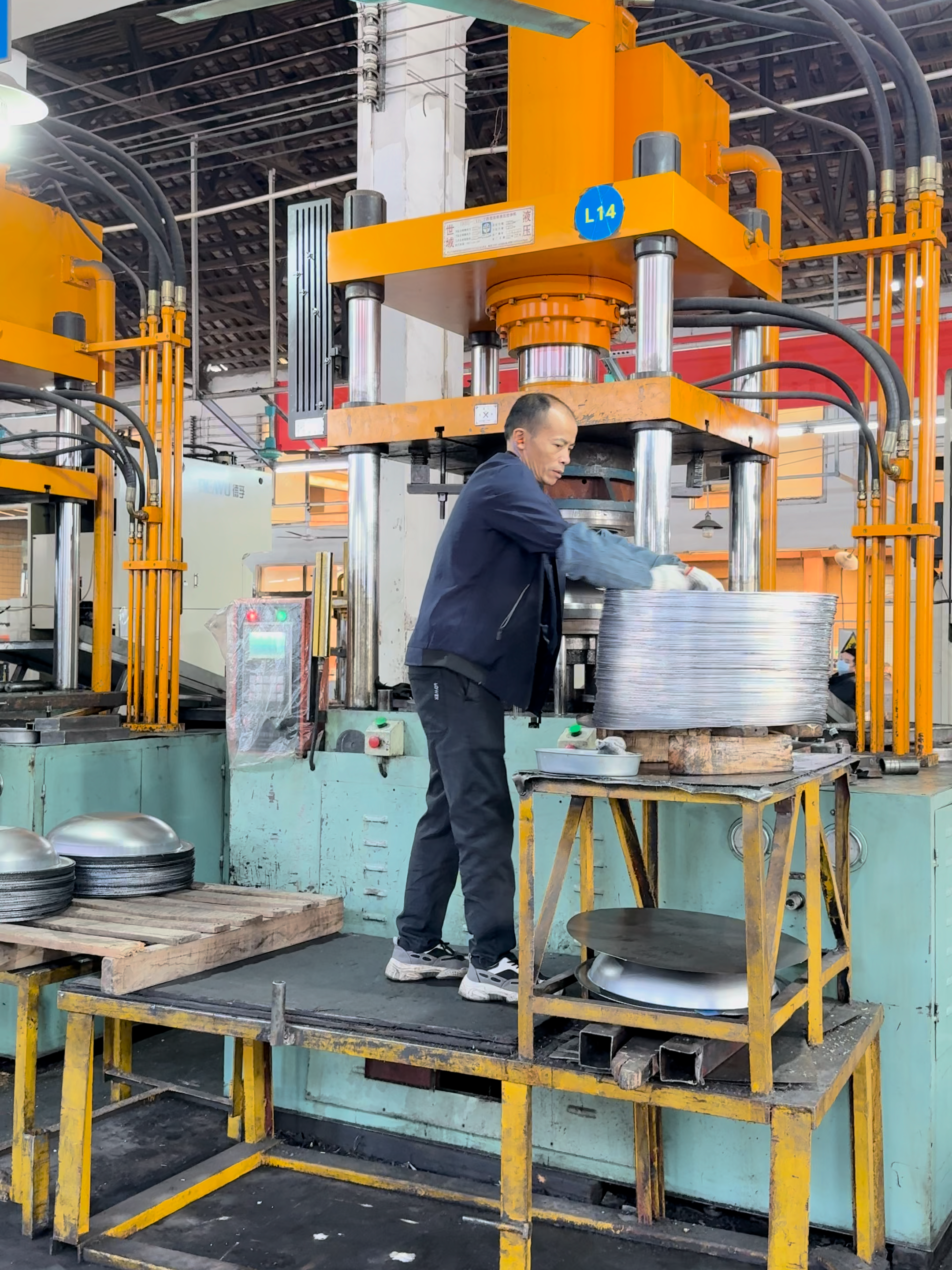 Make in China How to press and form a barbecue grill body #iron #factory #worker #ironman #forging #process #manufacturer