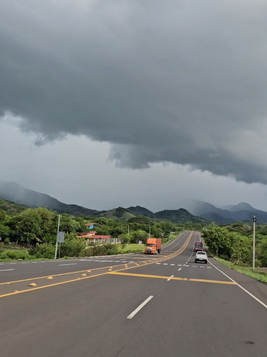 Temporada lluviosa en el sur de Honduras. Rumbo al sur, mientras la lluvia danzan en la distancia. 🌧️⚡🌄 #CanalSeco #SurDeHonduras #TemporadaLluviosa #TormentaEnElHorizonte #ViajeEnMoto 