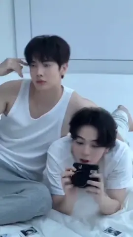 คิดถึงอะไรแบบนี้อะ เมื่อไหร่จะมีถ่ายปกด้วยกันอีกนะ เป็นโทน ขาว-ดำ-แดง ที่ลงตัวมากก #เทรนด์วันนี้ #อย่าปิดการมองเห็น #maxky_rp #บาสหัสณัฐ #บาสเด็กอ้วนที่แท้จริง #bbasjtr #แม็กกี้บาส #maxkybas #6code 