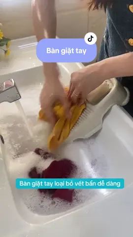 Đặt #bàn giặt này vào bồn rửa và nó sẽ trở thành chậu giặt. Bạn có thể giặt đồ lót, tất và áo ngắn tay mùa hè trực tiếp. Rất tiện lợi. #bàngiặtđồ 