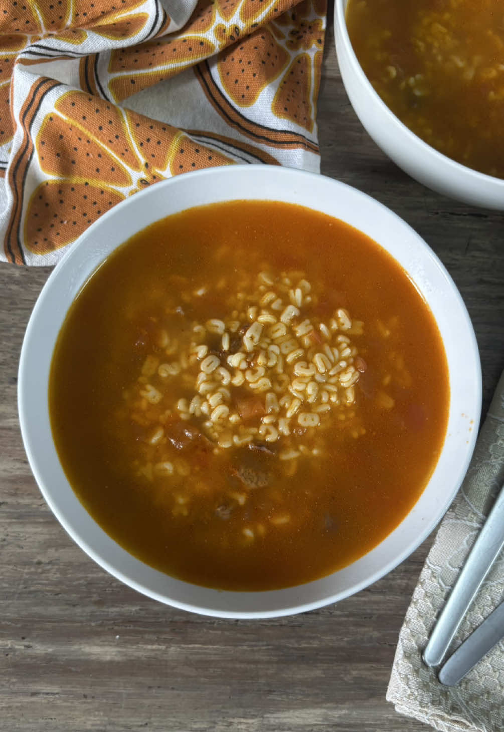 👨‍🍳SOPAS: La sopa de letras tiene un sentimiento fuerte para mí, me trae muchos recuerdos y en esta receta hay mucho cariño☺️. 🗒INGREDIENTES: 🍽️Rinde para 2 platos bien servidos. ⏰20 minutos 🔸250gr de carne guiso. 🔸1 cda. de ajo. 🔸1 cda. de pasta de tomate. 🔸1 cda. de ajo. 🔸2 litros de agua. 🔸100gr de fideos de letras. Si preparas la receta me etiquetas para compartirlo en mis historias ☺️👨‍🍳🤍. #explorandosaborespe #sopa #sopita #soup #sopadeletras 