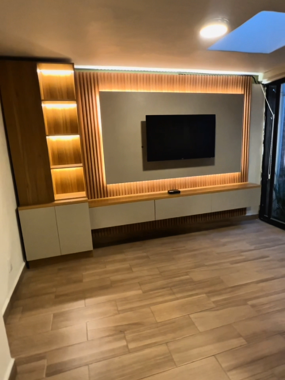 ¡Centro de tv con lambrin!  Agenda tu cita 👇📺✅ . . . . . . . . #moblarmx #mueblespersonalizados #muebleamedida #muebletv #transformatuespacio #DecoracionDeSalas #muebleamedida #HogarModerno #CentroDeTV 
