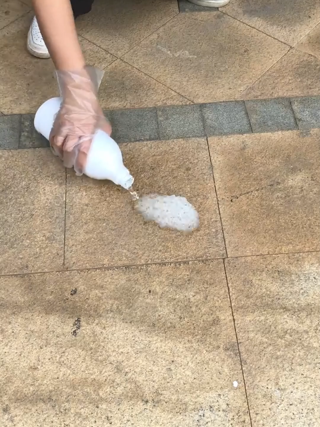 Gạch ố vàng, tạt miếng nước là sạch bong