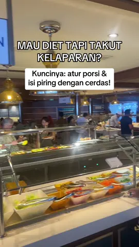 Porsi makan seimbang bisa bikin kenyang lebih lama tanpa takut gemuk. 📌 1. Gunakan metode 'Isi Piringku' dari Kemenkes Setengah piring = sayur & buah (tinggi serat, bikin kenyang) ¼ piring = protein sehat (tempe, ayam rebus, telur) ¼ piring = karbo kompleks (nasi merah, kentang kukus, oatmeal) Porsi ini bantu jaga gula darah & berat tetap stabil. 📌 2. Makan perlahan dan cukup minum air putih Otak butuh 15–20 menit untuk sadari kenyang. Makan cepat bikin kamu makan berlebih. Minum 1 gelas air sebelum makan bantu atur nafsu makan alami. 📌 3. Hindari camilan tinggi kalori, pilih yang berserat Ganti keripik dan kue dengan buah potong atau kacang rebus. Serat bantu lambatkan penyerapan gula & bikin kenyang lebih tahan lama. Contoh: pir, apel, wortel rebus, atau edamame. 💡 Jangan tunggu lapar baru makan. Makan teratur dengan porsi cerdas bantu jaga energi dan berat ideal. Tag sahabat dietmu dan mulai atur piring dari sekarang ya! Referensi: KlikDokter: https://www.klikdokter.com/info-sehat/read/3630159/aturan-isi-piringku-untuk-penuhi-gizi-harian Alodokter: https://www.alodokter.com/mau-diet-ini-cara-mengatur-porsi-makan-agar-tidak-kelaparan