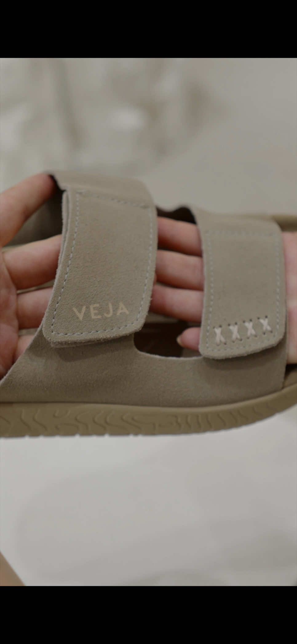 POV: descubres la sandalia que vas a usar todo el verano. 🏖️Es de @Veja y se llama Etna, mucho gusto. #sandalia #shoeslover #modatiktok #verano 