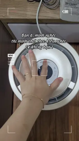 Máy tạo ẩm và lọc không khí Philips là một lựa chọn tuyệt vời để cải thiện chất lượng không khí trong nhà, đặc biệt phù hợp với khí hậu Việt Nam. Các sản phẩm của Philips thường được biết đến với công nghệ tiên tiến, thiết kế hiện đại và độ bền cao. Đặc điểm nổi bật của máy #Philips Các dòng máy tạo ẩm và lọc không khí Philips thường tích hợp nhiều công nghệ độc quyền mang lại hiệu quả vượt trội:  * Công nghệ lọc VitaShield IPS/AeraSense: Đây là công nghệ lọc đa lớp mạnh mẽ, có khả năng loại bỏ tới 99.97% các hạt bụi siêu mịn PM2.5, vi khuẩn, virus, phấn hoa và các chất gây dị ứng khác. Một số model còn có khả năng lọc formaldehyde và các hợp chất hữu cơ bay hơi (VOCs) độc hại.  * Hệ thống tạo ẩm tự nhiên NanoCloud: Khác với công nghệ phun sương siêu âm truyền thống có thể tạo ra sương trắng và làm ướt đồ đạc, công nghệ NanoCloud của Philips tạo ra hơi ẩm vô hình, mịn màng và phân tán đều trong không khí. Điều này giúp ngăn ngừa sự phát triển của vi khuẩn và nấm mốc, đồng thời không làm ướt sàn nhà hay đồ nội thất.  * Cảm biến thông minh: Máy Philips thường được trang bị các cảm biến chất lượng không khí và độ ẩm cực nhạy. Chúng tự động phát hiện mức độ ô nhiễm và độ ẩm trong phòng, sau đó điều chỉnh chế độ hoạt động phù hợp để đảm bảo không khí luôn sạch và đủ ẩm.  * Chế độ đặc biệt:    * Chế độ ngủ: Máy hoạt động êm ái, đèn báo được làm mờ hoặc tắt hoàn toàn để không ảnh hưởng đến giấc ngủ của bạn.    * Chế độ tạo ẩm tự động: Duy trì độ ẩm tối ưu trong phòng, thường là khoảng 50-60%, giúp bảo vệ sức khỏe hô hấp và làn da.  * Thiết kế hiện đại và dễ sử dụng: Các sản phẩm của Philips thường có thiết kế trang nhã, phù hợp với nhiều không gian nội thất. Bảng điều khiển trực quan, dễ dàng thao tác. Nhiều model có bánh xe hoặc tay cầm tiện lợi để di chuyển.  * Chỉ báo thay thế bộ lọc: Máy sẽ thông báo khi đến lúc cần thay thế bộ lọc, đảm bảo hiệu suất lọc luôn tối ưu. Lợi ích khi sử dụng máy tạo ẩm và lọc không khí Philips  * Bảo vệ sức khỏe hô hấp: Giảm thiểu các triệu chứng khô mũi, khô họng, viêm xoang, dị ứng do không khí khô và ô nhiễm gây ra.  * Dưỡng ẩm cho da và tóc: Giúp da không bị khô, nứt nẻ trong môi trường điều hòa hoặc những ngày hanh khô.  * Không gian sống trong lành: Loại bỏ mùi hôi khó chịu (mùi thức ăn, khói thuốc, vật nuôi), mang lại bầu không khí tươi mát, dễ chịu.  * Bảo vệ nội thất: Độ ẩm phù hợp giúp đồ gỗ, sách vở và các thiết bị điện tử không bị khô, nứt hoặc hư hỏng. Để chọn được chiếc máy Philips ưng ý nhất, bạn có thể cân nhắc diện tích phòng sử dụng và các tính năng cụ thể mà bạn mong muốn nhé. #xuhuong #trent #viral #phunsuong #lockhongkhi #maytaoam #mayphunsuong #maylockhongkhi 