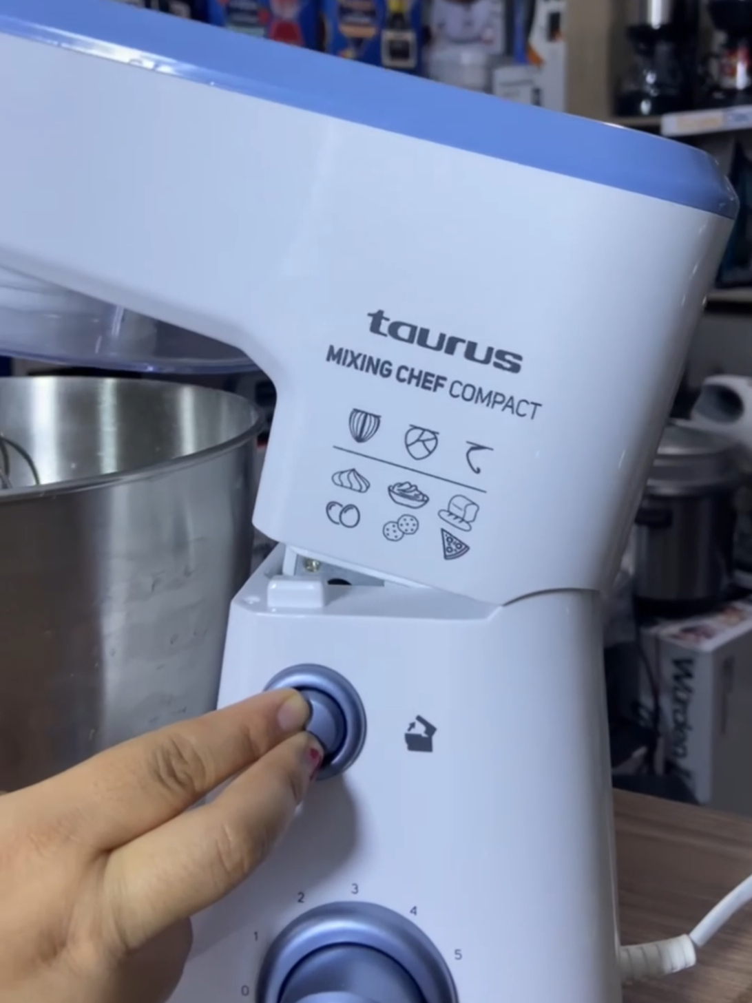 ✨ Dale un upgrade a tu cocina y sorprende a todos con tus creaciones con la Batidora de Pedestal Tourus Mixing Chef.  Ideal para tus recetas caseras favoritas desde bizcochos hasta masas pesadas.🧁 🍰 ¡Prepara postres como un chef con la Batidora Pedestal Taurus Mixing Chef 500W! 💪 Potencia de 500W que mezcla, bate y amasa sin esfuerzo. 🌀 5 velocidades + función turbo para lograr la textura perfecta.  🙌 ¡Olvídate de batir a mano! Deja que ella haga el trabajo por ti. ¡Sígueme para más tips y recetas con los mejores electrodomésticos! #fyp #limaperu🇵🇪 #EnvíoNacionales #Cercado #Batidora #CocinaSaludable #muffins #arandanos 