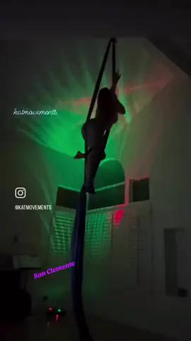Need a tissu? #aerialsilks #bluestripes #b3n&j8cub #dance #improv #katmovement #sanclemente #meowmeowmeow #choreography 