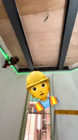 Pose du faux plafond, et habillage des poutres dans le couloir , vive le laser 👌##constructor##chantier##hilti##placo##plaquiste@@Hilti France