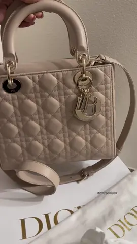 Medium Lady Dior Bag #ladydior  #dior  #crossbody #handlebag  Sand-Colored Cannage Lambskin Reference: M0565ONGE_M116 El bolso Lady Dior personifica la visión de elegancia y belleza de la Casa. Elegante y refinado, el estilo es atemporal. Está confeccionado en piel de cordero de color arena con costuras de caña, creando la textura acolchada reconocible al instante. Los dijes D.I.O.R. de metal con acabado dorado pálido ofrecen un toque elegante. Con una correa de hombro de cuero delgada y extraíble, el bolso mediano Lady Dior se puede llevar a mano o usar cruzado. Composición principal: piel de cordero Piel de cabra y forro de piel de cordero Correa de hombro delgada, ajustable y extraíble Bolsillo interior con cremaller Bolsillo grande La bolsa se puede combinar con las diferentes correas bordadas de la Casa Bolsa de polvo incluida Hecho en Italia