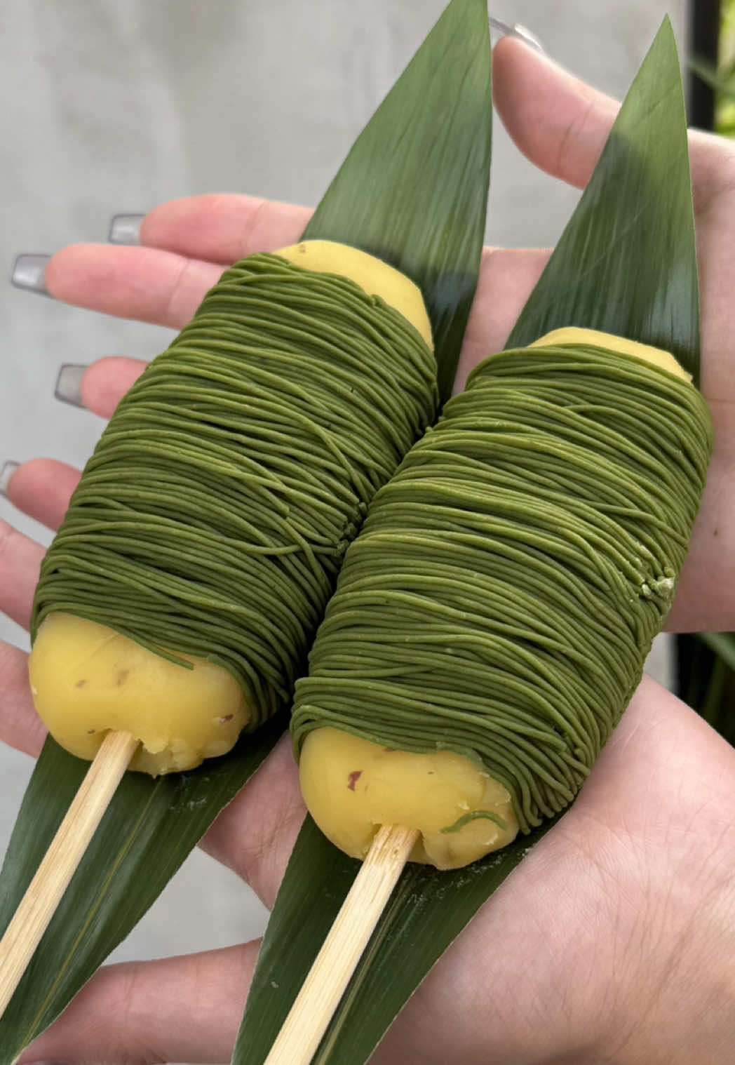 京都新名物の抹茶モンブラン団子🍵🍡 嵯峨嵐山駅から徒歩1分の栗とお芋スイーツの専門店🍠🌰 お芋で作る団子に特製抹茶モンブランクリームをたっぷりと絞ったオリジナルスイーツ🍵 団子1粒が大きくて、1本だけで大満足！ 抹茶モンブランの絞り出しは目の前でしてくれて、圧巻でうっとり😮 京都旅行の時は絶対に行って欲しいから、保存しといて🏷️ －－－－－－－－－－－－－－－ 動画の商品はこちら↓ 🍵🍡竹林芋団子(¥600) －－－－－－－－－－－－－－－ 🗾【店名】京都 金ノ華 嵯峨嵐山店 📍【住所】京都府京都市右京区嵯峨天龍寺車道町9-2 EBISU92ビル 1F 💤【定休】なし ⏰【営業時間】10:00 - 18:00 💰【料金】500円〜 －－－－－－－－－－－－－－－ \ Kyoto’s new matcha must-try: Mont Blanc dango 🍵🍡 / Just a 1-minute walk from Saga-Arashiyama Station, this specialty shop serves sweet potato & chestnut desserts that feel truly Kyoto 🍠🌰 Their original dango is made from sweet potato and topped with a rich swirl of house-made matcha Mont Blanc cream — and yes, they pipe it right in front of you! Each skewer has a huge mochi ball, so just one is super satisfying 🤤 It’s eye-catching, delicious, and unforgettable. If you’re visiting Kyoto, save this spot now 🏷️ －－－－－－－－－－－－－－－ 🍵🍡 “Chikurin Imo Dango” – ¥600 【Kyoto Kin-no-Hana – Saga Arashiyama】 📍 1F EBISU92 Bldg, 9-2 Kurumamichicho, Saga Tenryuji, Ukyo-ku, Kyoto ⏰ 10:00–18:00 / Open daily 💰 From ¥500 #京都グルメ #京都 #嵐山グルメ #嵐山カフェ #嵐山 #Japanesefood #japanfood #japantrip #japantravel #kyoto #arashiyama 