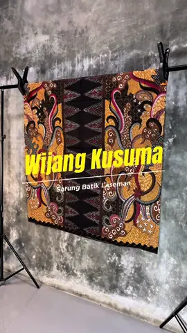 Terbaru lagi bwos! Sarung Batik Motif Wijang Kusuma. Bahan katun halus berukuran dewasa (120 cm x 220 cm). Motifnya tembus sampai bagian dalam bwos. Harga normal Rp.85.000, tapi kalau bwosku klik keranjang di bawah ini dapatnya harga di bawah itu, segera amankan saja! 