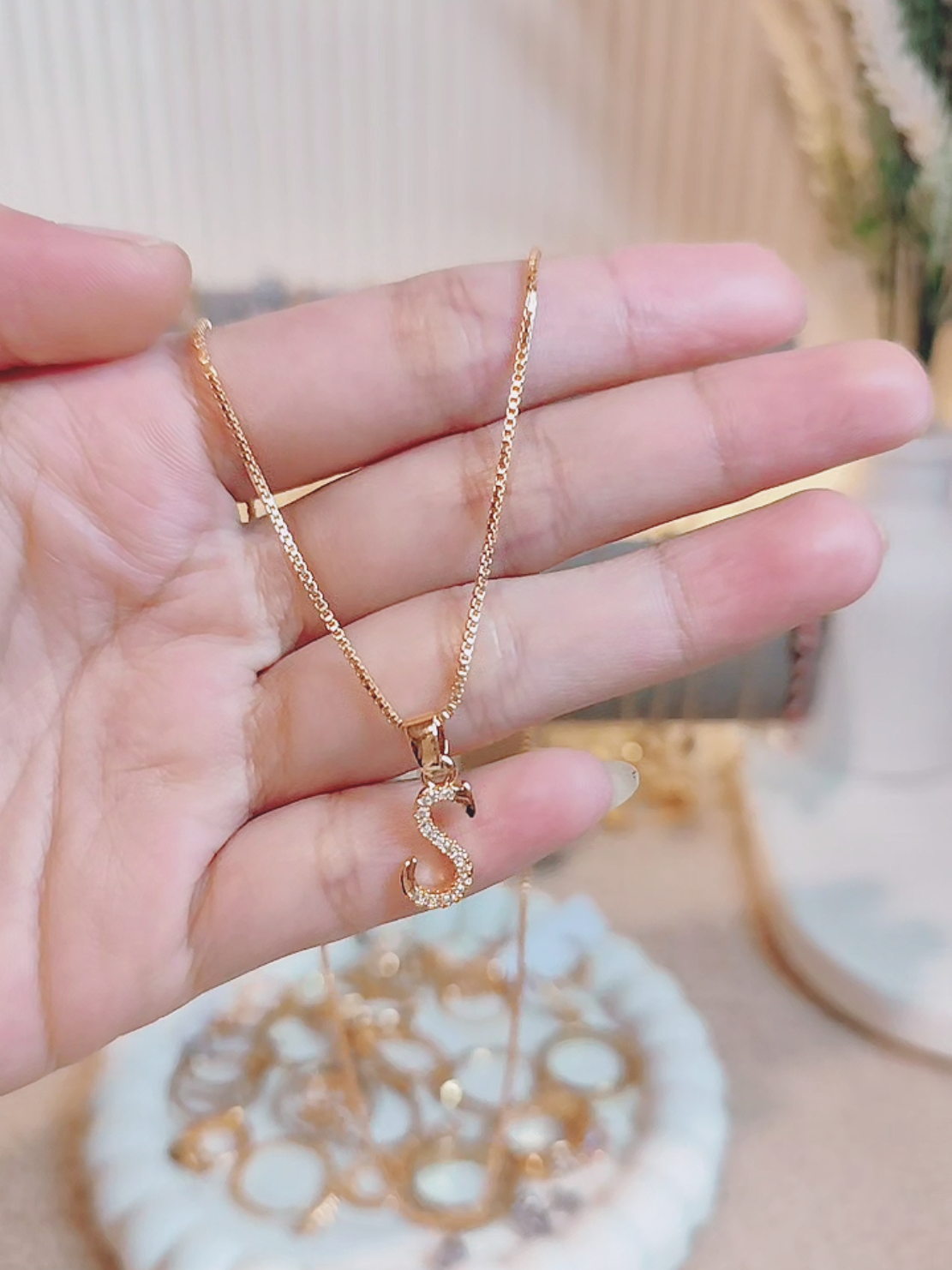 Kalung inisial dari bahan titanium sudah anti karat dan tidak luntur meskipun digunakan setiap hari. #fyp #kalungtitanium #kalunginisial #kalunghuruf 