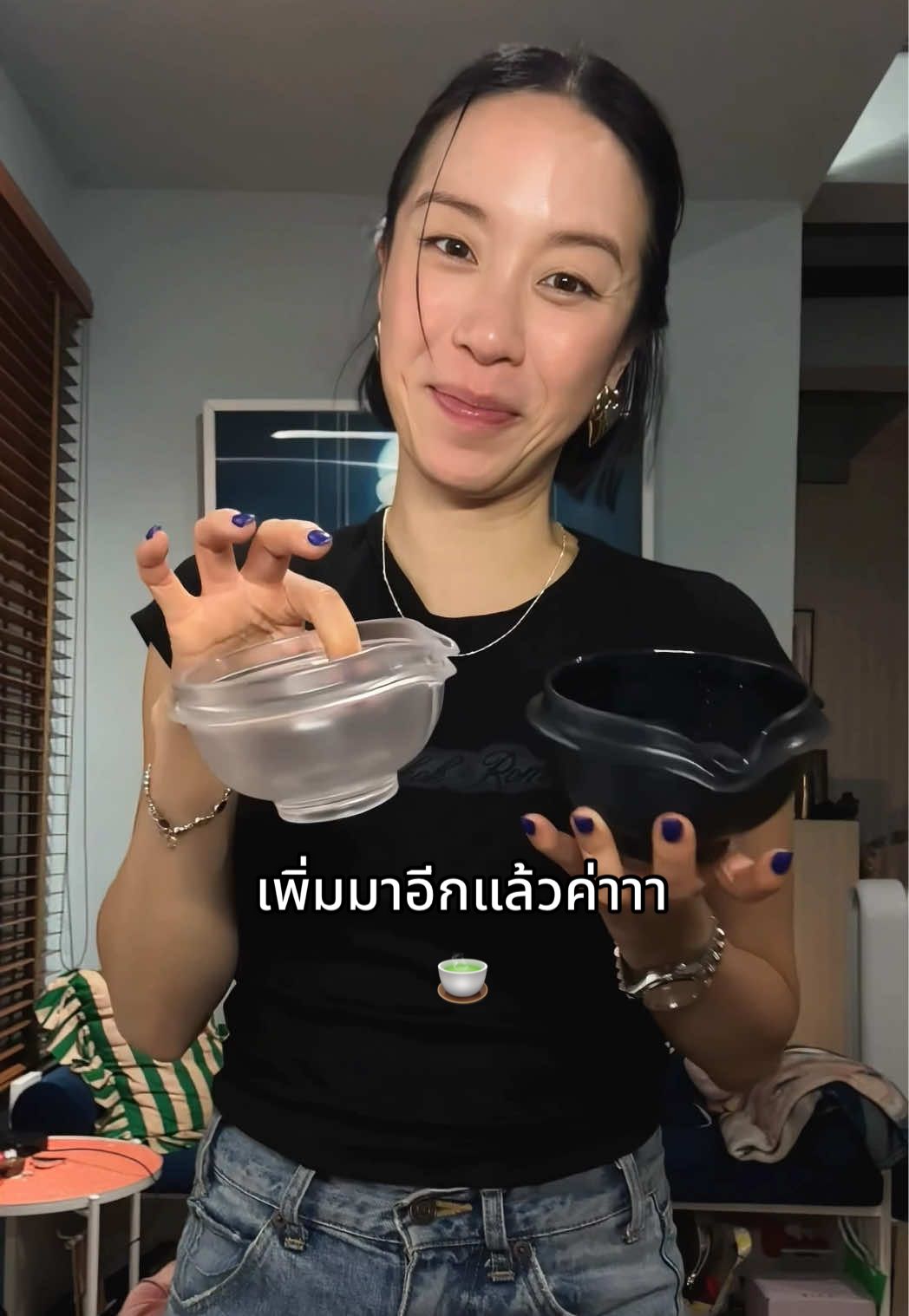 คือแบบนี้นะคะะะ 🍵✨ มีอันใสแล้วก็รู้สึกว่า…อันดำต้องมาแล้วแหละ 🖤 แต่ที่เริ่ดคือ! เค้าใส่ QR Code ให้เปิดเพลงตอนชงมัทฉะด้วย 🎧☁️ เดี๋ยวขอไปฟังก่อน แล้วจะมาเมาท์ให้ฟังว่าเพลย์ลิสต์เขาเป็นยังไง 😚💬  #mtch #matchalover #matcha #มัทฉะ #homecafe #ฟีลลิ่งคาเฟ่ที่บ้าน