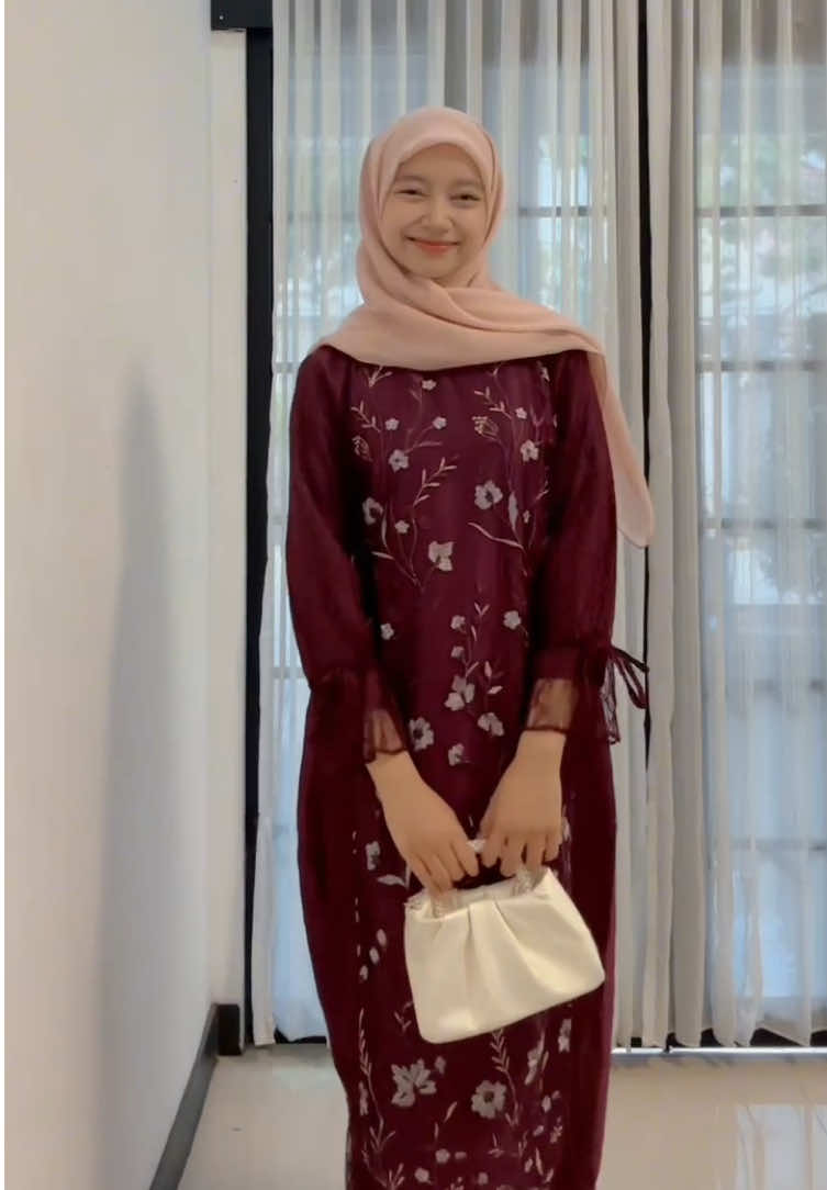 gamis brukat warna burgundy & mauve dengan motif yang super cantik 🎀🫶🏻🥺 #gamismurah #gamiskekinian #gamisbrukat #gamis #gamisburgundy #gamisungu #fyppppppppppppppppppppppp 