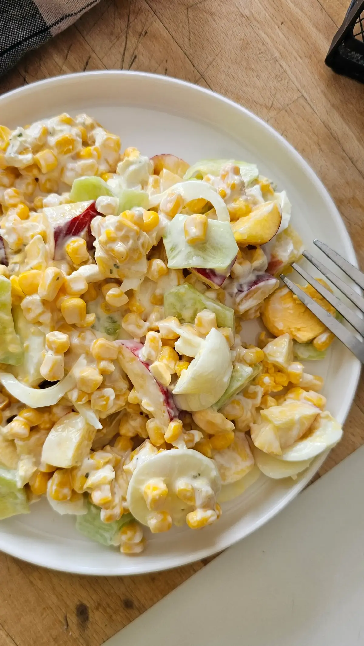 Un repas frais pour la saison et cette chaleur🙌🏻🌞 c'est un régal qui prend très peu de temps à faire🥰 RECETTE POUR 1 PORTION: • 1 petite boîte de maïs • 2 œufs dure • 150gr de concombre • 1 grosse nectarine jaune • 1 CAS de tartare ou boursin • 1 petit-suisse 0% • Sel, poivre, vinaigre coloré ➡️ Tout d'abord, pour la sauce, mélange le petit-suisse avec du sel, du poivre et du tartare/boursin. Mélange ensuite le maïs, le concombre, la nectarine, les œufs, le sel, le poivre et le vinaigre, puis ajoute la sauce en mélangeant. C'EST DÉJÀ PRÊT 🥰 BON APPÉTIT 😁 #idéerepas #repasfraicheur #recettedete #recettedété #recettedesaison #repasdété #salade #saladecomposée #mangersainement #repassimple #repasrapide #recettesimple #recetterapide #repasleger #recettesaine