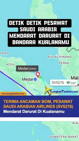 Pesawat Saudia Airlines dengan nomor penerbangan SV-5726 yang terbang dari Jeddah menuju Jakarta harus melakukan pendaratan darurat di Bandara Kualanamu, Medan, setelah pilot menerima ancaman bom di tengah penerbangan.  “Ancaman bom pada pesawat Saudi Air rute Jeddah-Jakarta,” ujar Kabid Humas Polda Sumut Kombes Pol Ferry Walintukan, Selasa 17 Juni 2025. Pesawat mendarat dengan selamat pukul 10.55 WIB di Kualanamu. Saat ini, proses pengamanan masih berlangsung.  442 penumpang dievakuasi ke ruang tunggu internasional. Hingga pukul satu Selasa (17/06) siang, pesawat masih parkir dengan penjagaan ketat petugas keamanan. Tim Gegana Polda Sumut dan aparat gabungan telah diterjunkan untuk memeriksa potensi ancaman bahan peledak di dalam pesawat. Meski belum ada konfirmasi resmi, diduga pesawat tersebut mengangkut jemaah haji yang pulang dari Tanah Suci.  Ferry menyebut pihaknya belum bisa memberikan keterangan lebih lanjut terkait identitas penumpang maupun sumber ancaman. Insiden ini menambah panjang daftar gangguan penerbangan dengan ancaman bom yang mengganggu keselamatan publik #infoterkini #beritaterkini #langkatterkini #langkatnews #langkatupdate #kualanamu #saudiarabia 