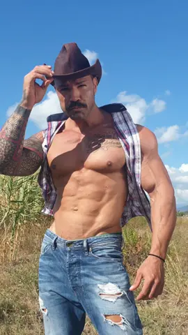 behind the scene  model Leonardo V  #cowboy #hunk #muscle #bodybuilding #model #malemodel #photography 