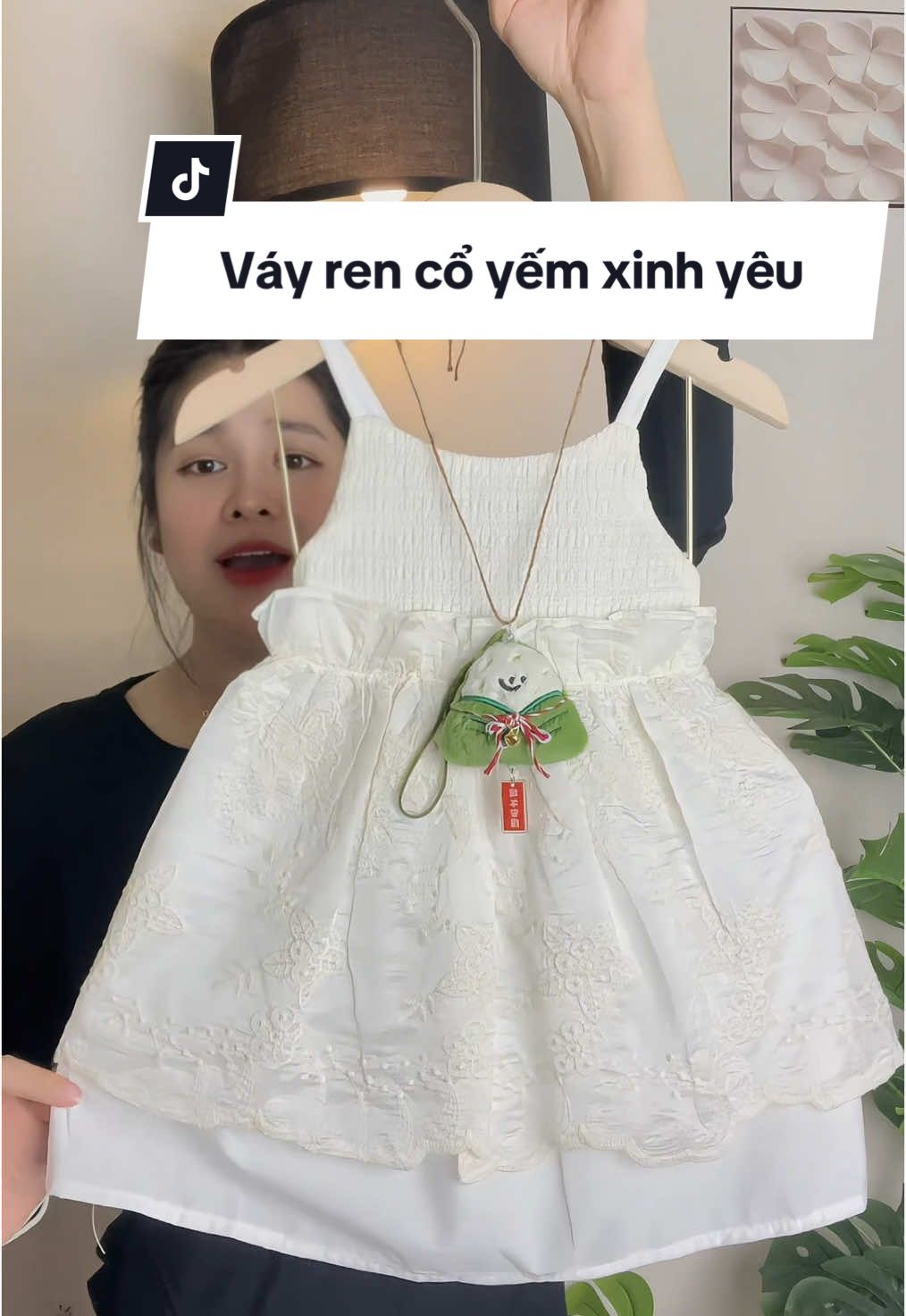 Váy xinh yêu cho bé nha Mom ơi … Kiểu cổ yếm lên form quá ưng đậy ạ  #thoitrangbegai  #vaybegai  #vayxinhchobe 