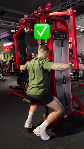 Ne cherche pas à aller trop loin en arrière sur un rear delt fly à la machine  👉 Aller trop en arrière, c’est basculer vers un travail des trapèzes. ✅ Pour bien cibler les deltoïdes postérieurs, arrête-toi quand tes bras sont alignés à ton buste ou légèrement avant. 🧠 Garde une trajectoire contrôlée, et reste concentré sur la contraction de l’arrière d’épaule, pas sur une amplitude maximale. #musculation #coachsportif #exercice 