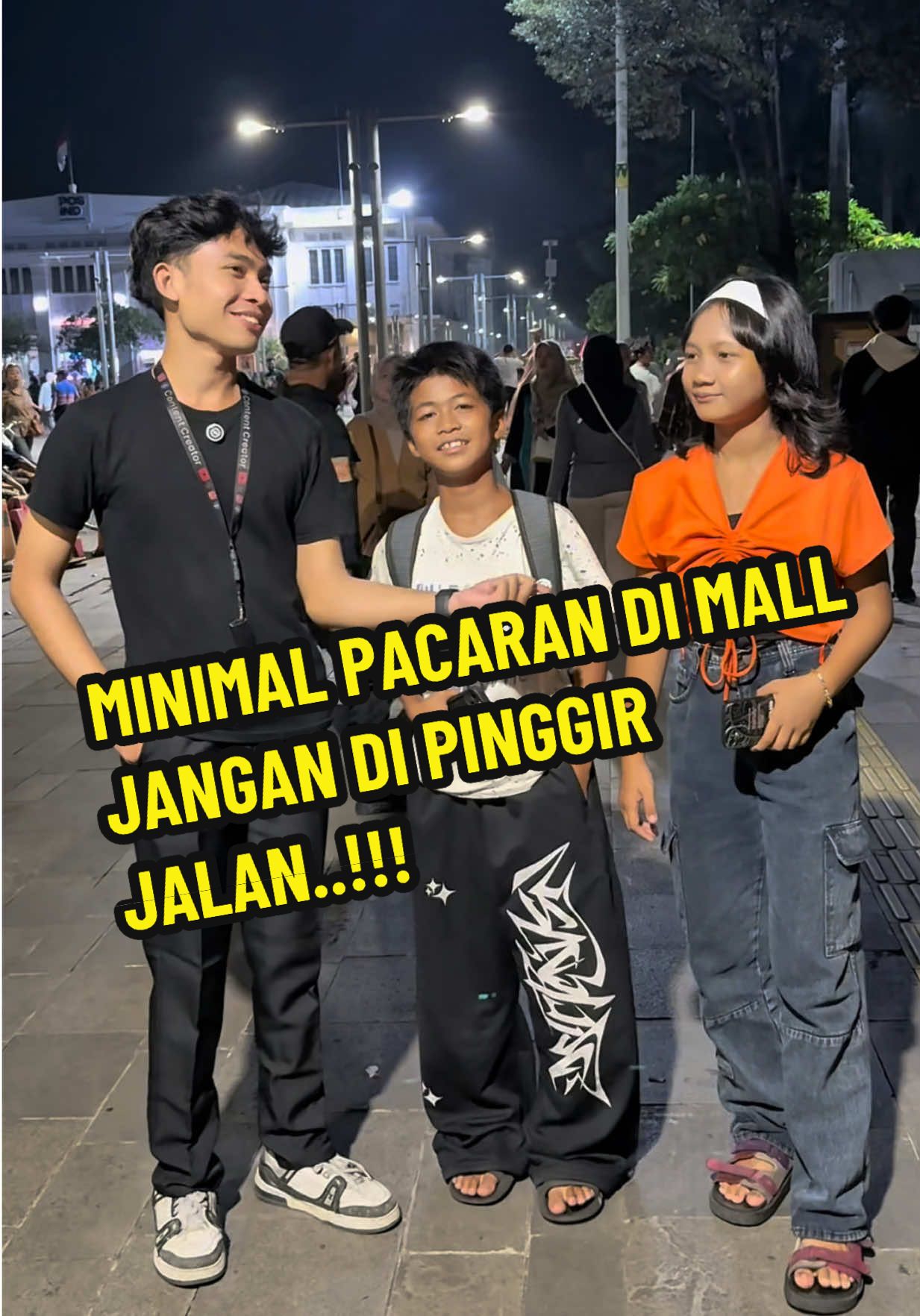 Minimal pacaran di mall jangan di pinggir jalan..