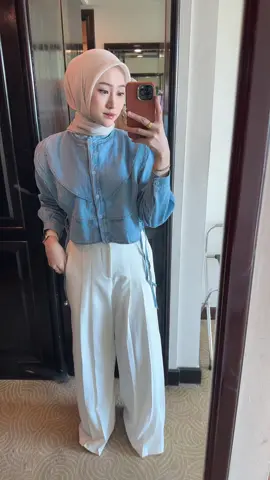Pakai crop kemeja ini super lucuu & ini cantik bgttt 🥺❤️🫶🏻  #kemeja #kemejawanita #kemejadenim #cropshirt #OOTD #ootdhijabstyle #ootdkemeja #ootdcroptop #atasanwanita 
