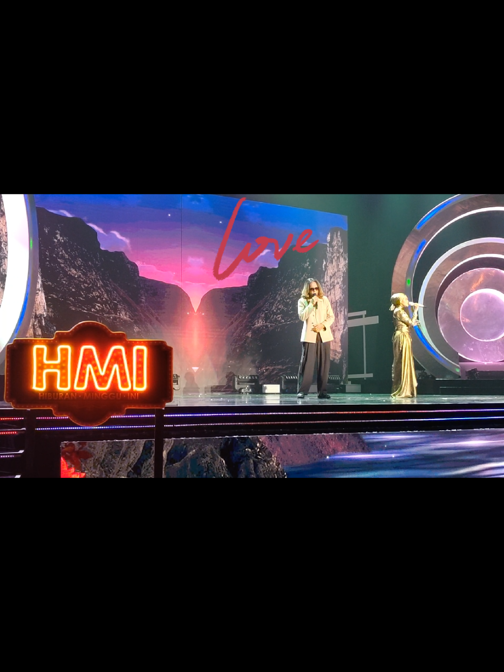 Tuhan tolong lembutkan hati dia Untuk terima ku seadanya Kerna ku tak sanggup Kerna ku tak mampu Hidup tanpa dia di sisi ku #erniezakri #ernienators #hazama #ombakrindu #duet #sing #singing #singer #fyp #fyppppppppppppppppppppppp #foryou #foryoupage 