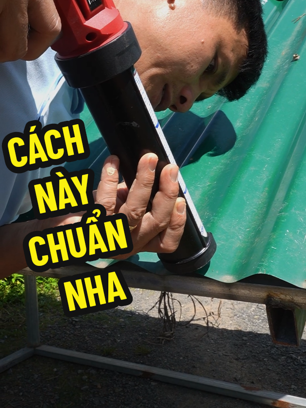 cách chống thấm mái tôn chuẩn đẹp  mà tiết kiệm. #binhdiennang2 #maybankeosilicon #chongtham #silicone #suachua #amaxtools #longervideos 