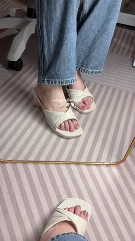 🦢🤍 #sandals #sandalsforwomen #slippers #slippersforwomen #fyp #fypシ #foryou #foryoupage 