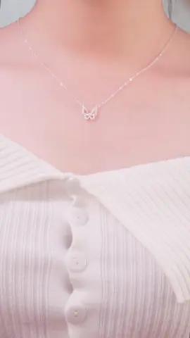 Áo trễ vai + dây chuyền Butterfly lấp lánh D0108 = visual nàng thơ chính hiệu 🌼 🦋#tleejewelry #daychuyenbactlee #lactaybactlee #nhanbactlee #nhandoibactlee #khuyentaibactlee #setquatangtlee #lacchanbactlee #trangsuc 