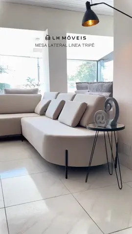 Minimalista, elegante e funcional!  Mesa Lateral Linea Tripé. #mesatripé #tripé #lojaslh #lhmoveis #Home #decor #casadecor #arquitetura #design