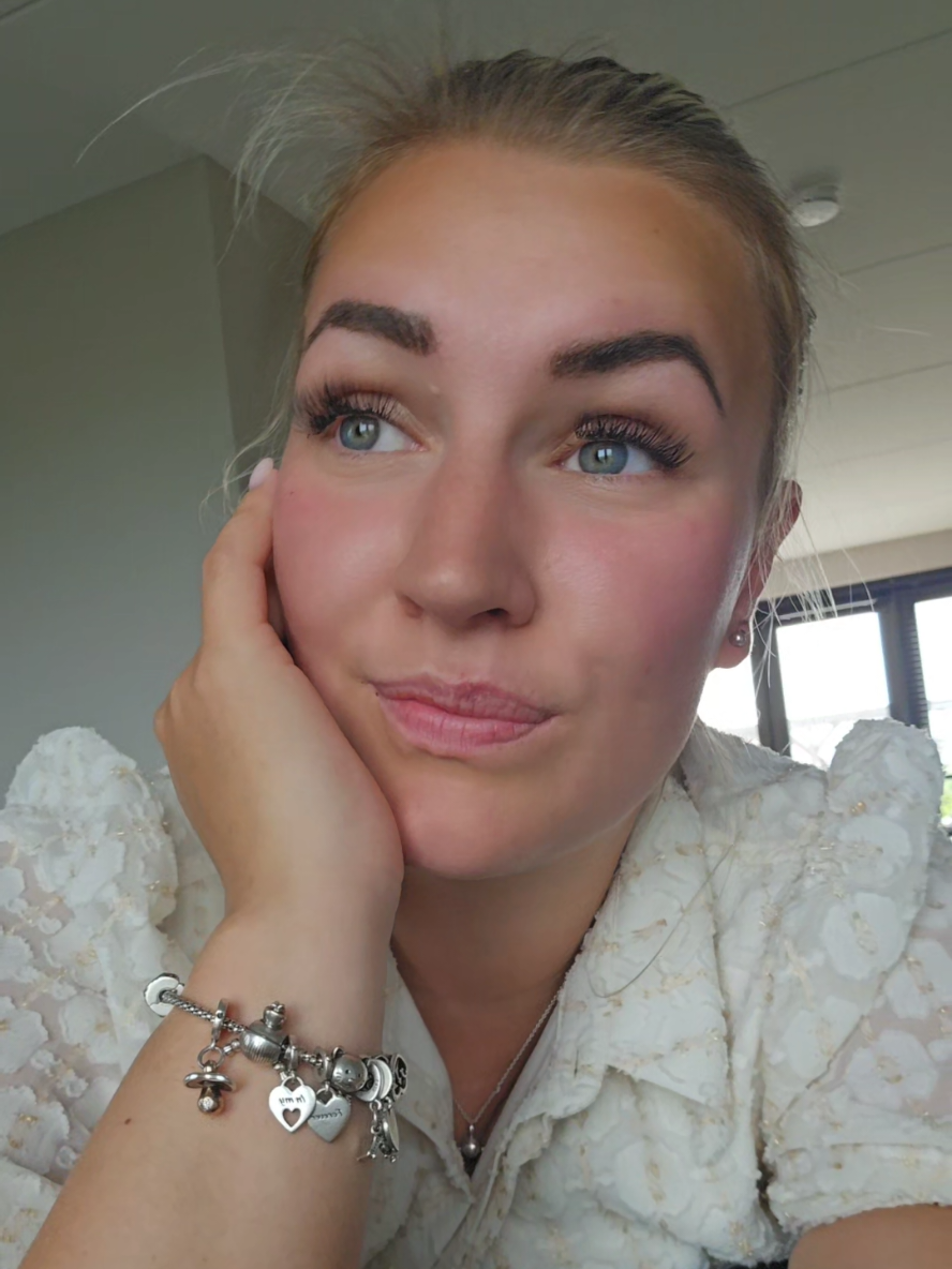 Er zijn echt heel veel bedrijven opzoek naar iemand die simpele chats willen beantwoorden die binnenkomen, omdat ze zelf daar geen zin of tijd voor hebben omdat ze hun eigen expertise willen uitwerken.  #remotework #vrijheid #onlineondernemen2025 #anoniem #business #geldverdienen 