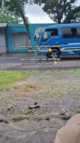truk hijau besar yg lewat itu benar2 mengingatkan aku dengan almarhum suami. dulu aku sering banget jemput beliau waktu pulang habis nyupir🥹 skrg hanya tinggal kenangan🥹 aku rindu😭 #suamisurgaku  #rindu 